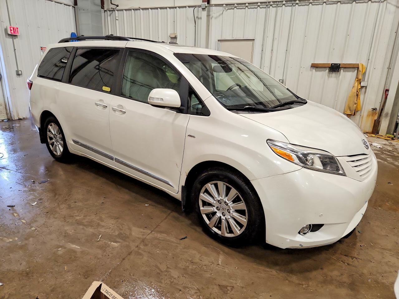 2017 TOYOTA SIENNA LIMITED PREMIUM 7-PASSENGER photo 4