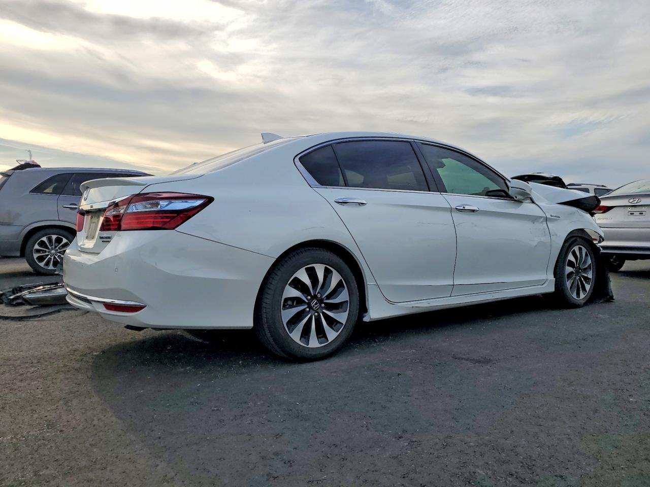 2017 HONDA ACCORD TOURING HYBRID photo 3