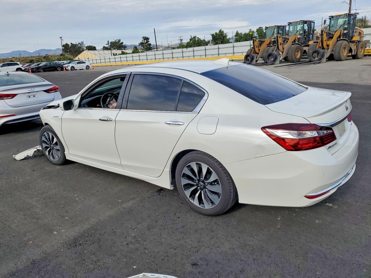 2017 HONDA ACCORD TOURING HYBRID photo 2