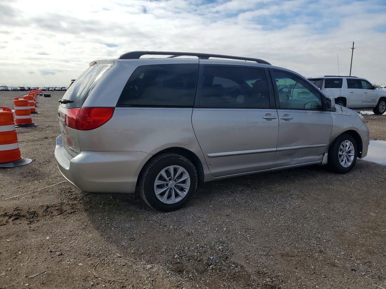 2008 TOYOTA SIENNA XLE photo 3
