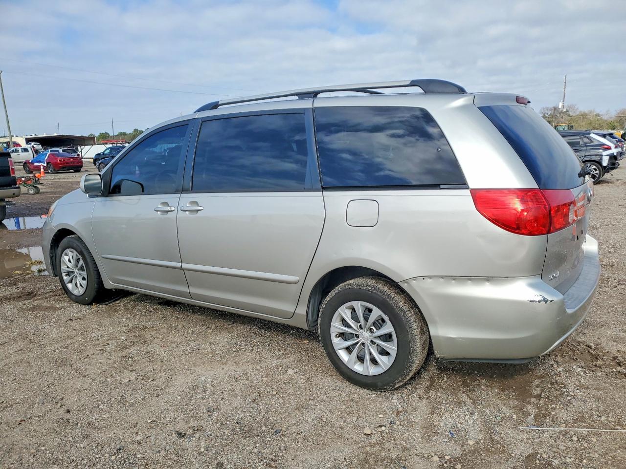 2008 TOYOTA SIENNA XLE photo 2