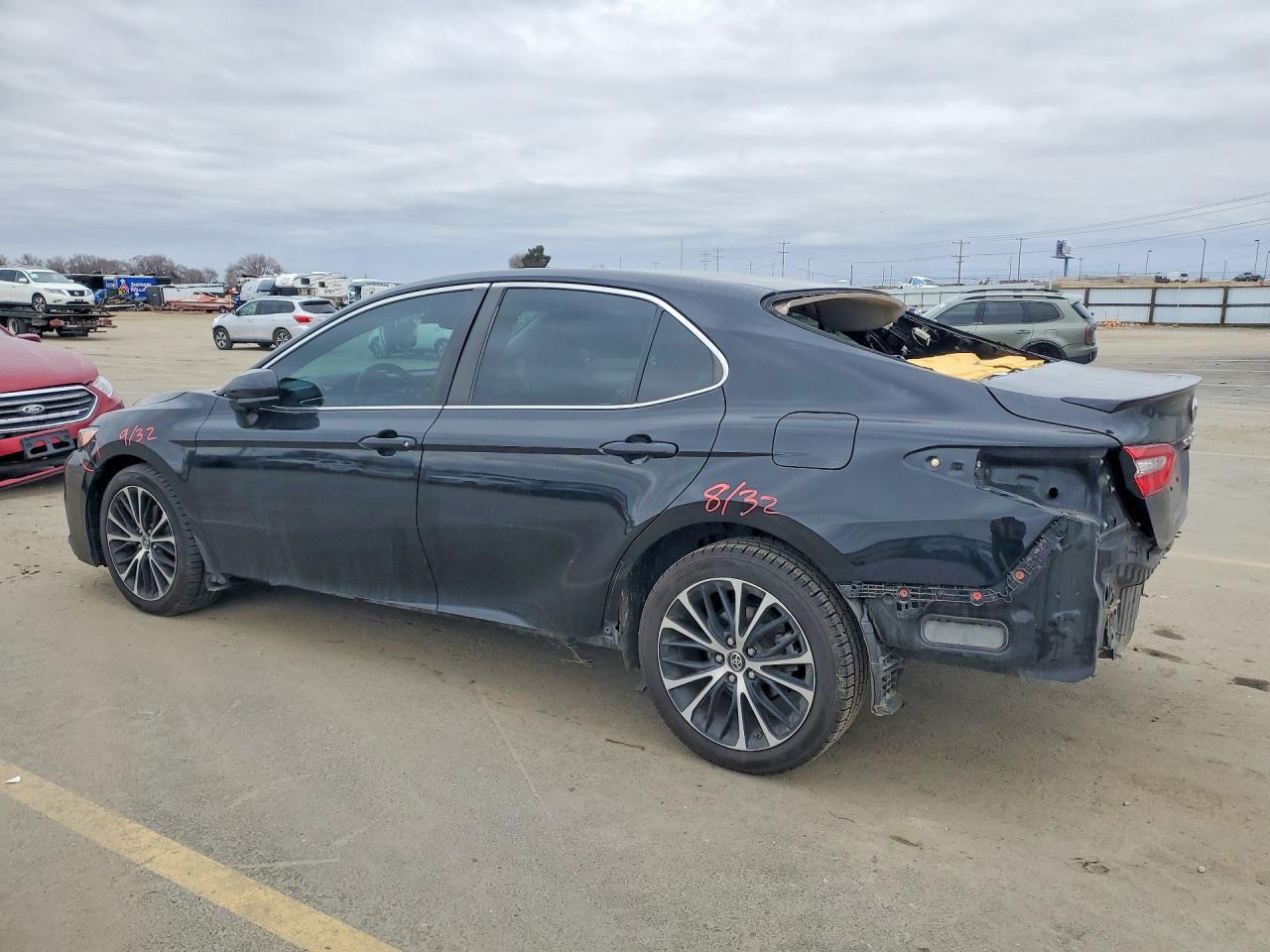 2018 TOYOTA CAMRY SE photo 2