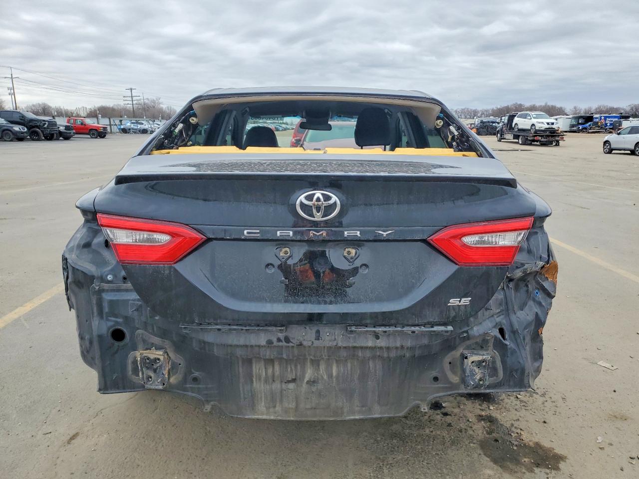 2018 TOYOTA CAMRY SE photo 6