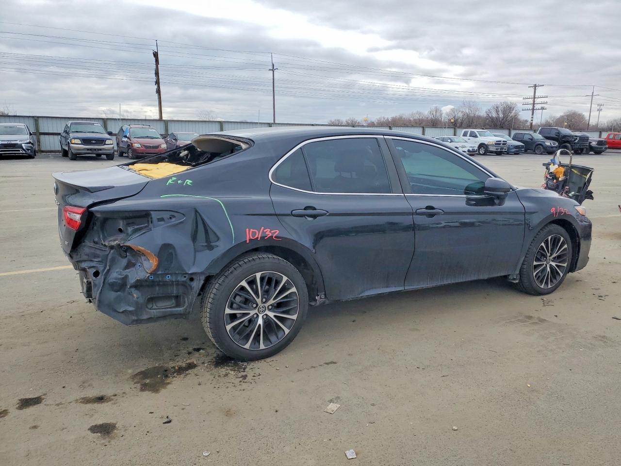 2018 TOYOTA CAMRY SE photo 3