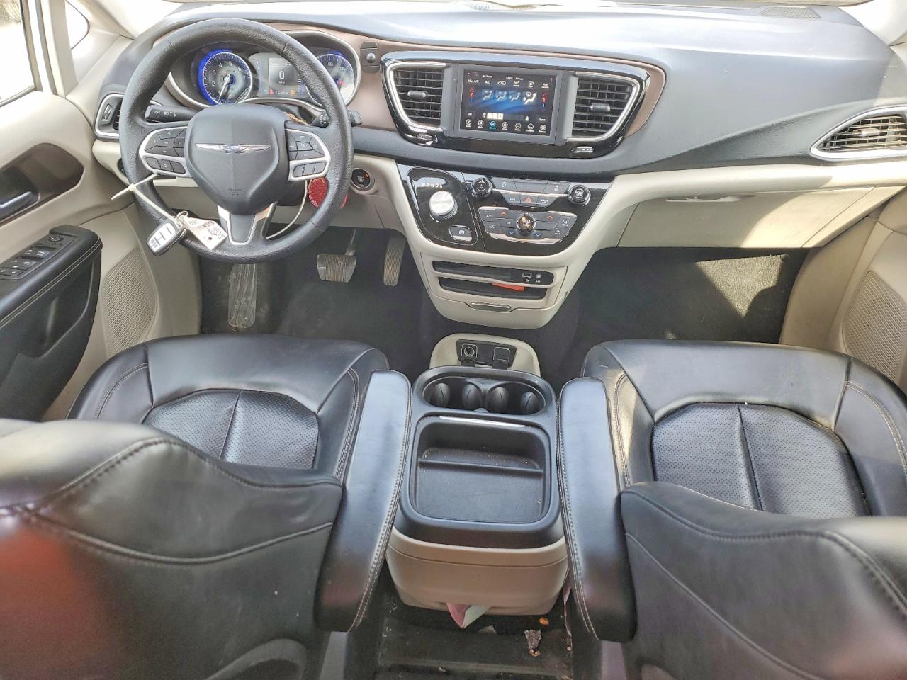2020 CHRYSLER VOYAGER LXI photo 8