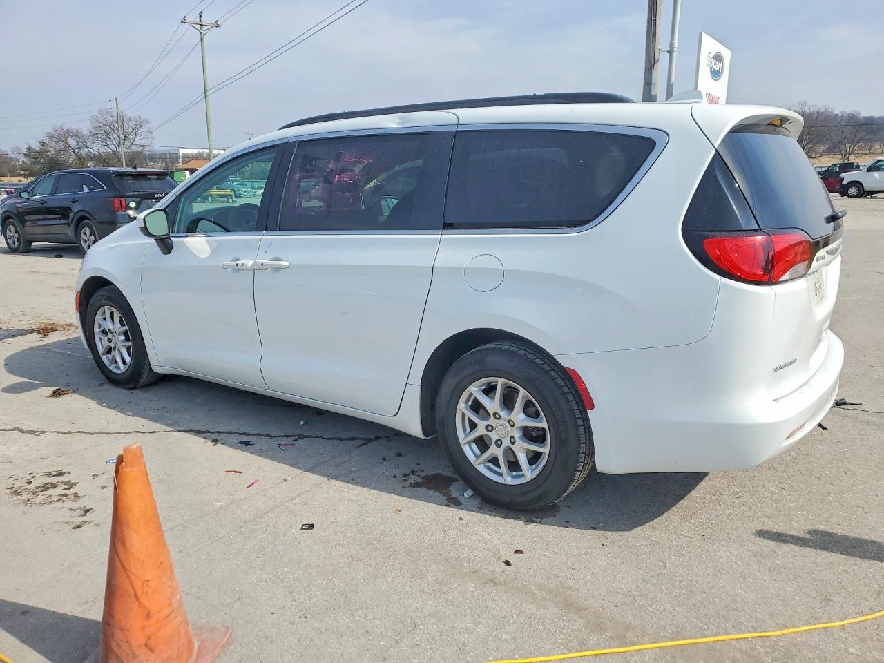 2020 CHRYSLER VOYAGER LXI photo 2