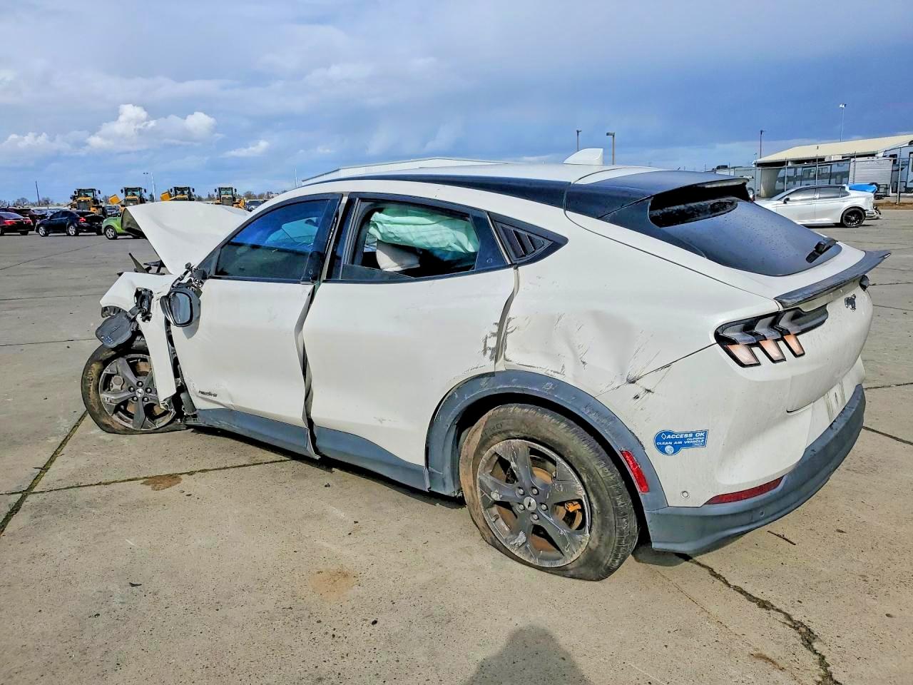 2021 FORD MUSTANG MACH-E SELECT photo 3
