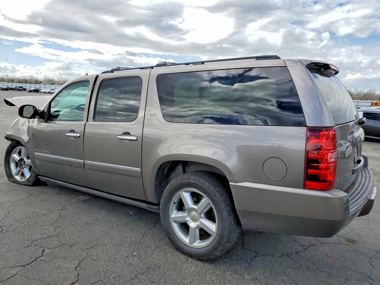 2013 CHEVROLET SUBURBAN K1500 LTZ photo 2