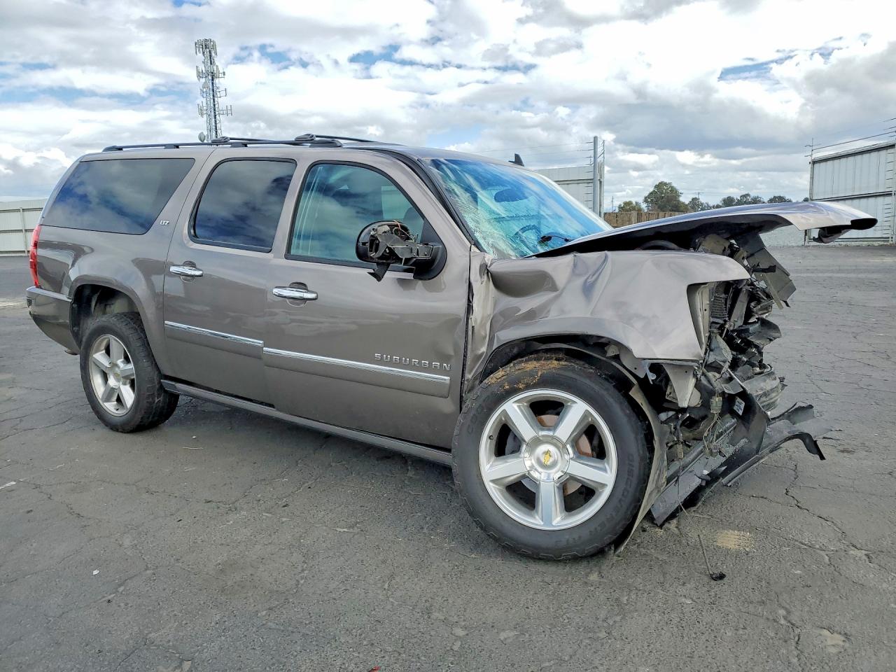 2013 CHEVROLET SUBURBAN K1500 LTZ photo 4