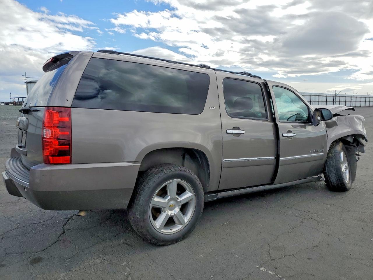 2013 CHEVROLET SUBURBAN K1500 LTZ photo 3