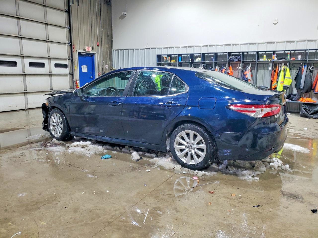 2018 TOYOTA CAMRY LE photo 2
