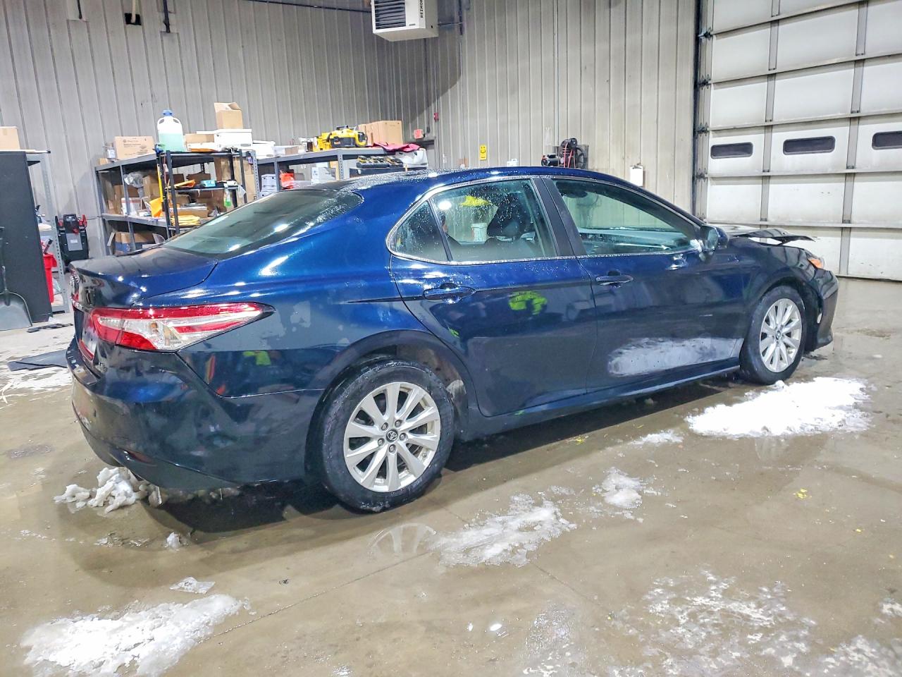 2018 TOYOTA CAMRY LE photo 3