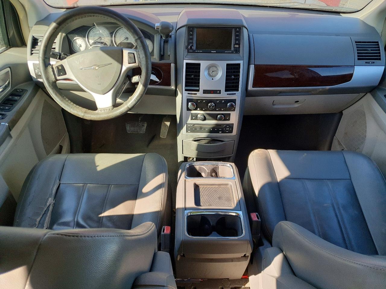 2010 CHRYSLER TOWN & COUNTRY TOURING photo 8