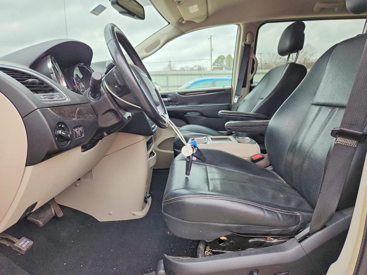 2012 CHRYSLER TOWN & COUNTRY TOURING photo 7