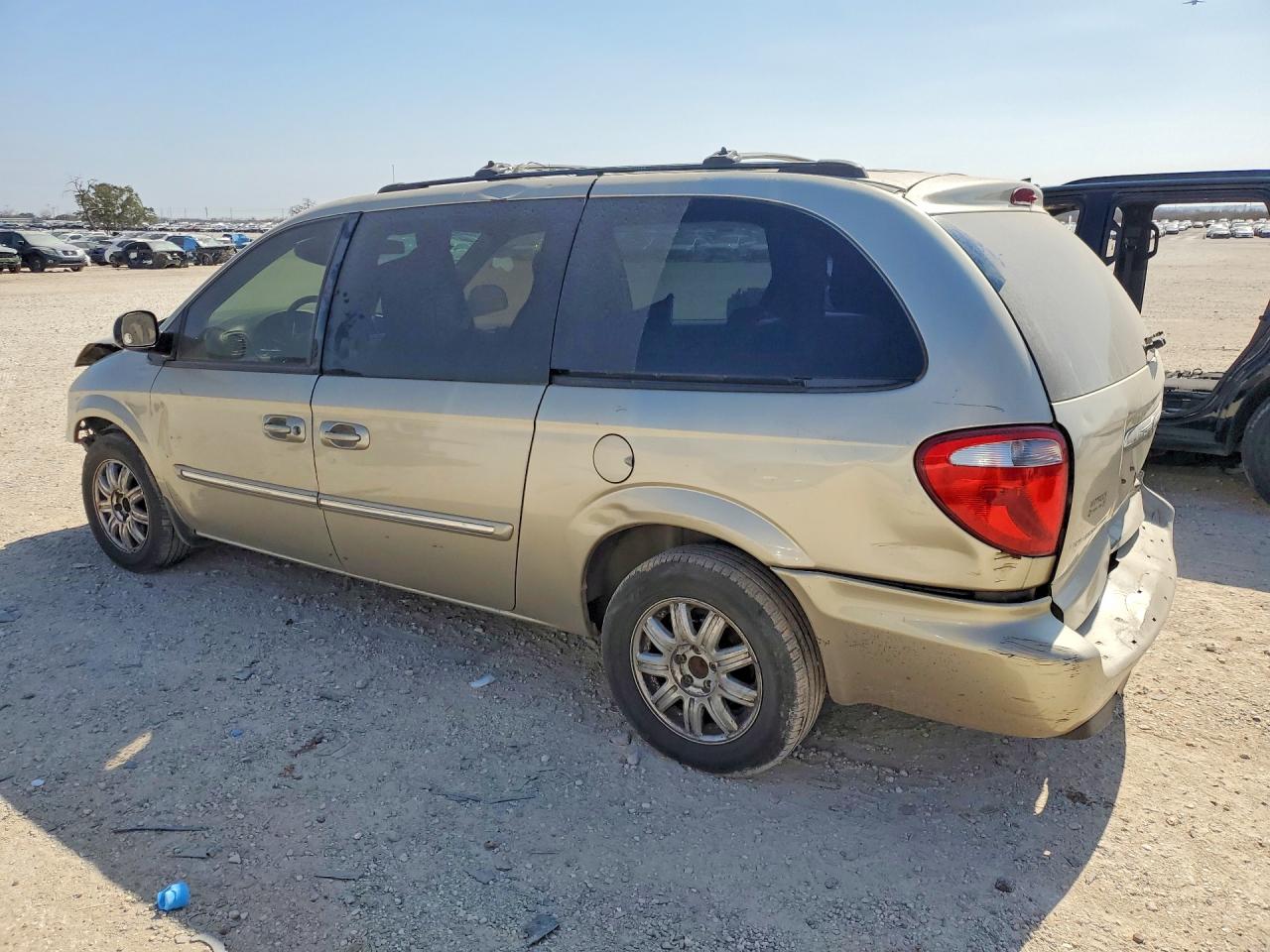 2005 CHRYSLER TOWN & COUNTRY TOURING photo 2