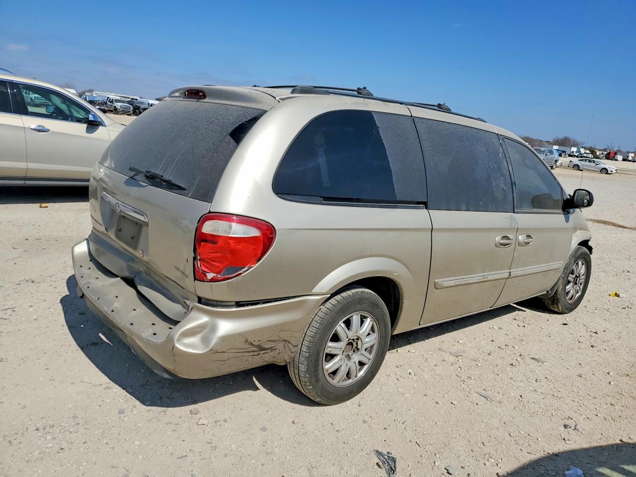 2005 CHRYSLER TOWN & COUNTRY TOURING photo 3