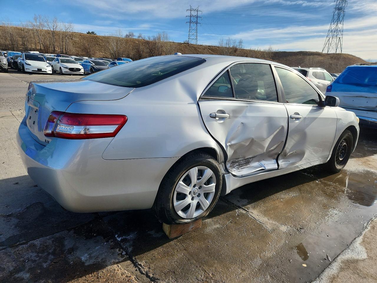 2011 TOYOTA CAMRY LE photo 3