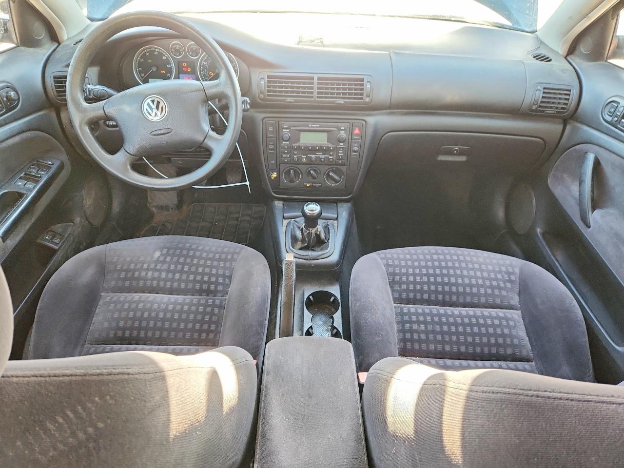 2002 VOLKSWAGEN PASSAT GLS photo 8