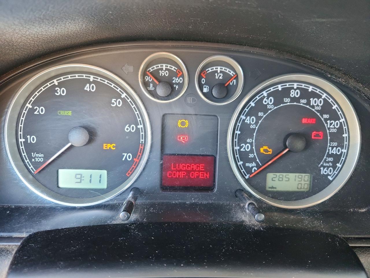 2002 VOLKSWAGEN PASSAT GLS photo 9