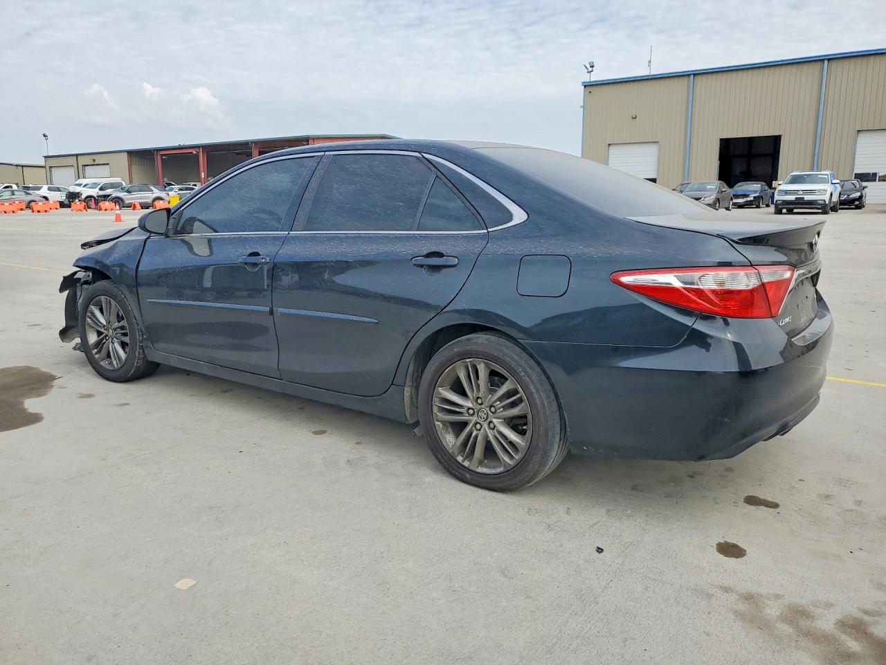 2015 TOYOTA CAMRY LE photo 3