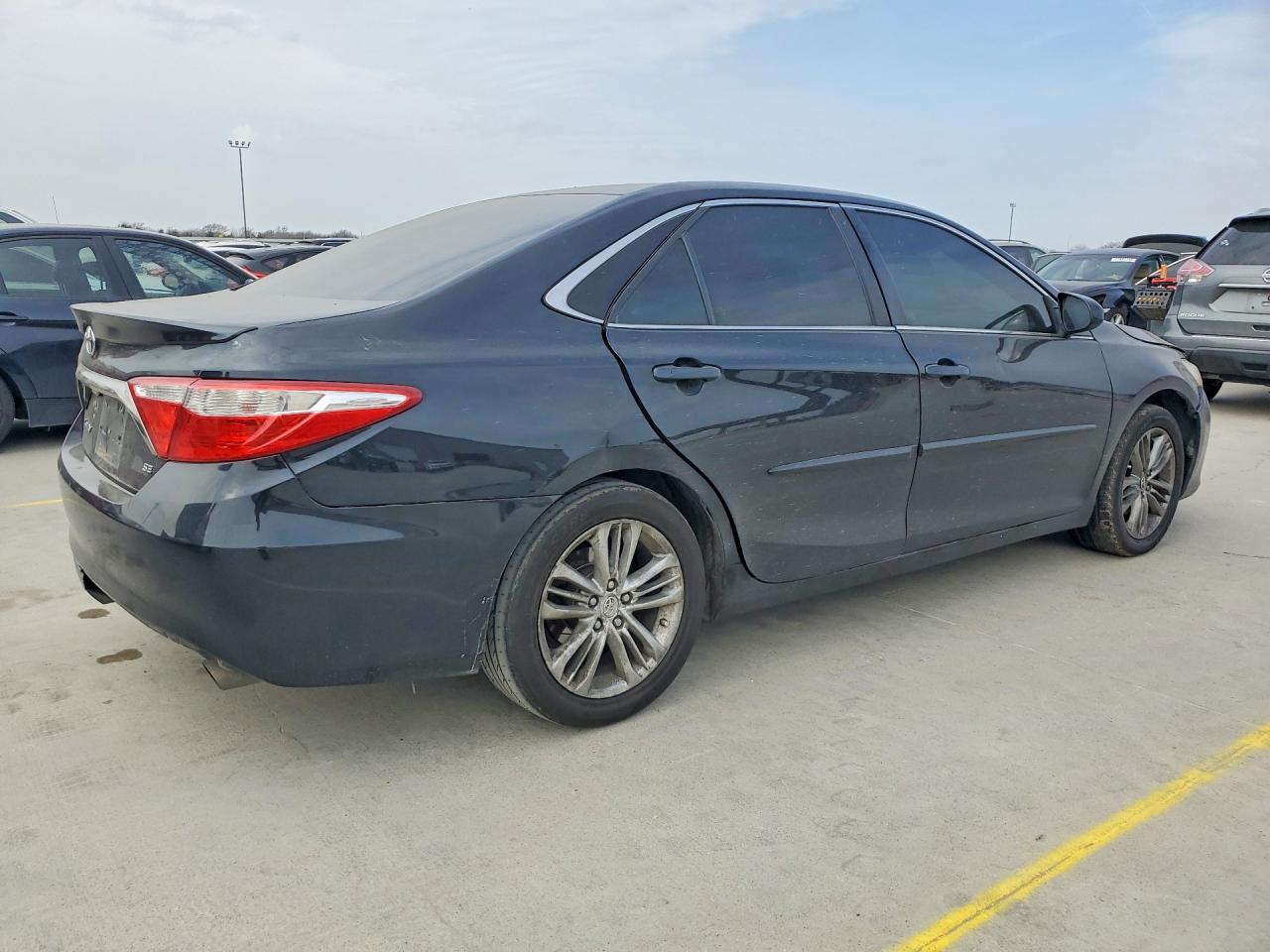 2015 TOYOTA CAMRY LE photo 5
