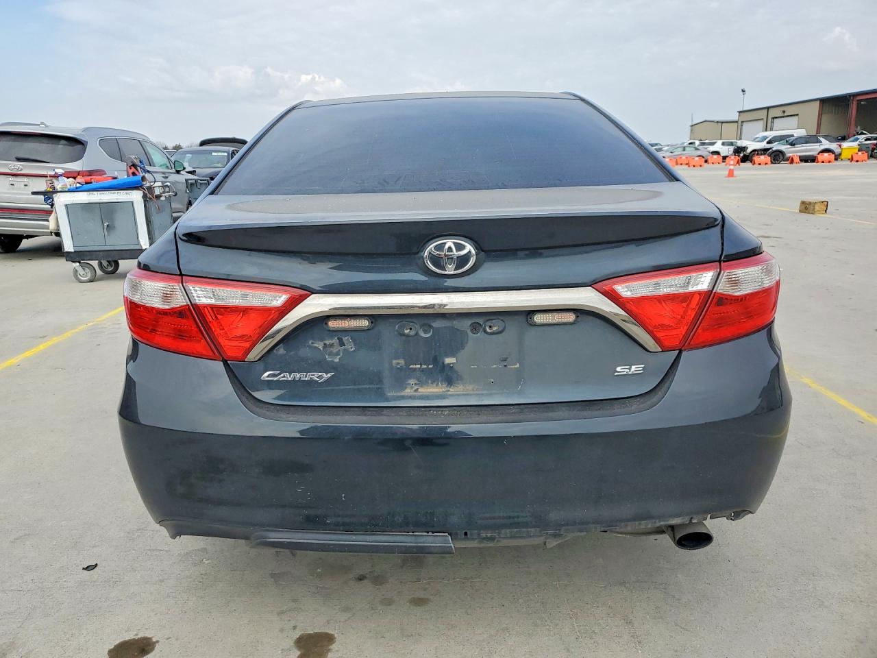 2015 TOYOTA CAMRY LE photo 11