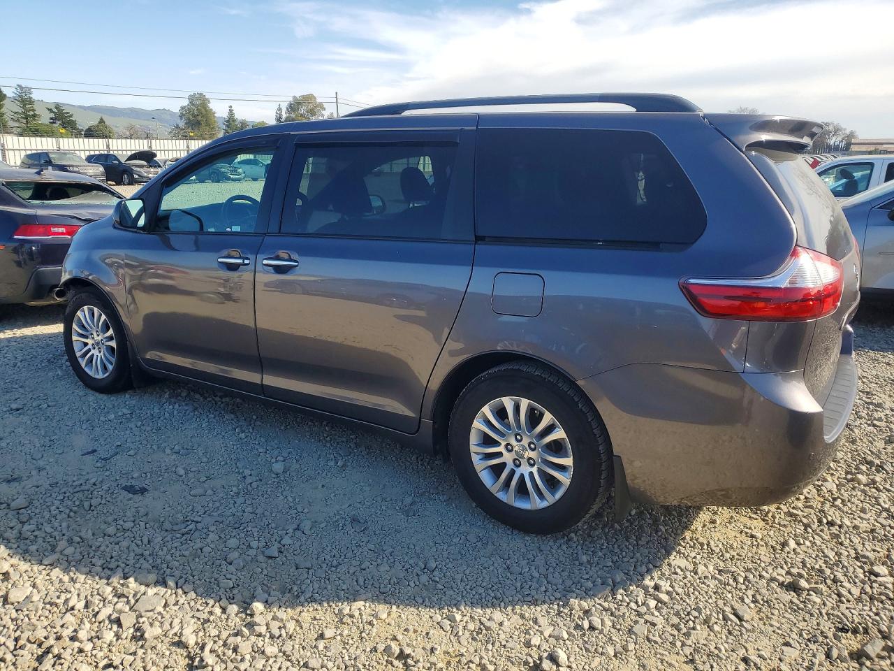 2015 TOYOTA SIENNA XLE 8-PASSENGER photo 2