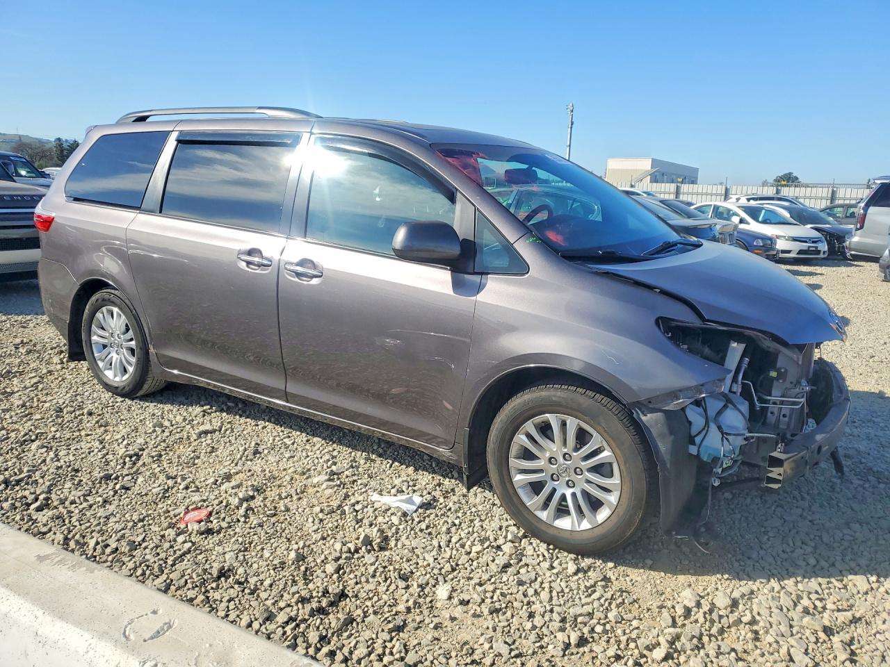 2015 TOYOTA SIENNA XLE 8-PASSENGER photo 4