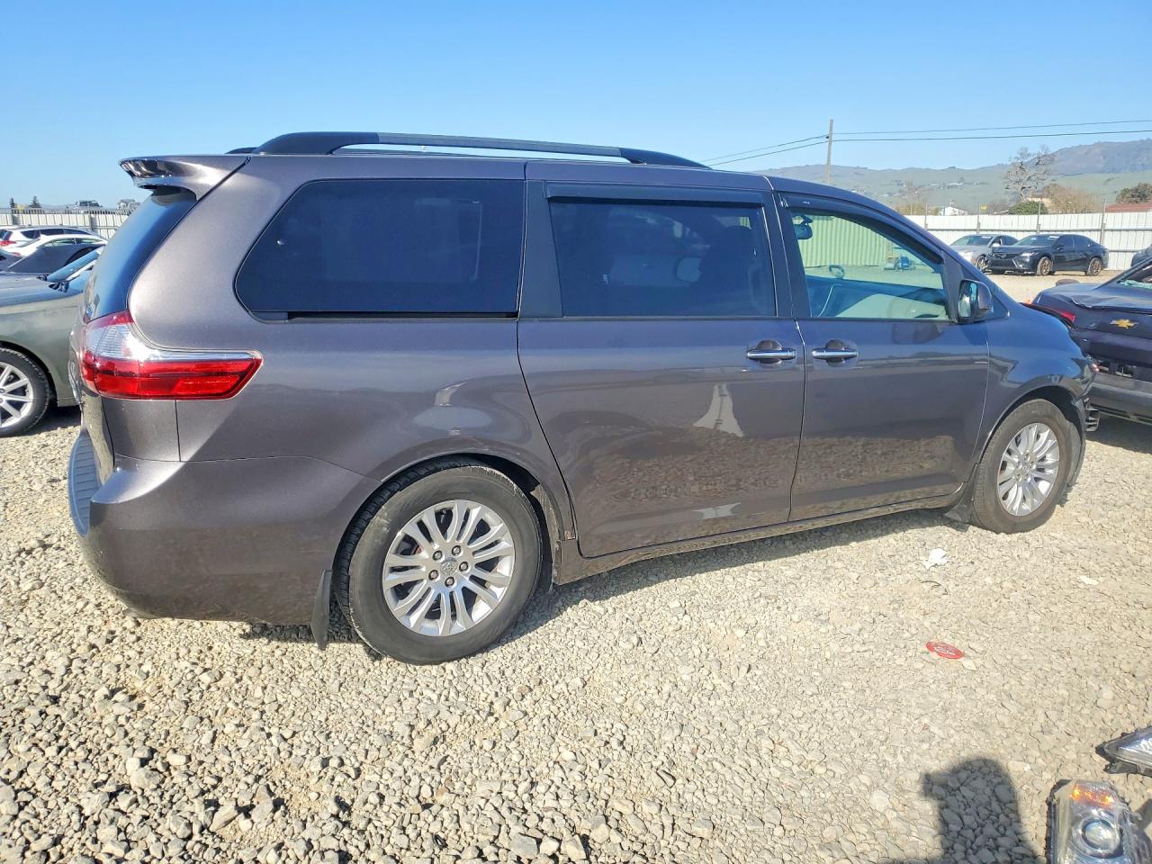 2015 TOYOTA SIENNA XLE 8-PASSENGER photo 3