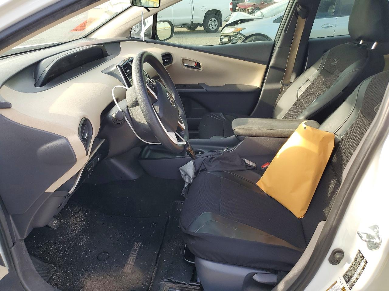 2017 TOYOTA PRIUS photo 4