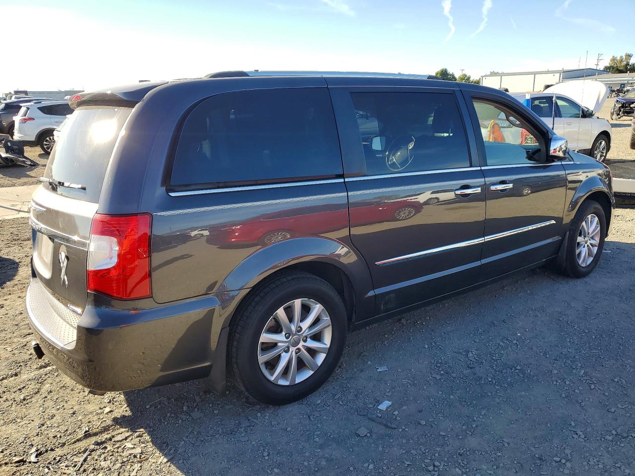 2015 CHRYSLER TOWN & COUNTRY LIMITED PLATINUM photo 5