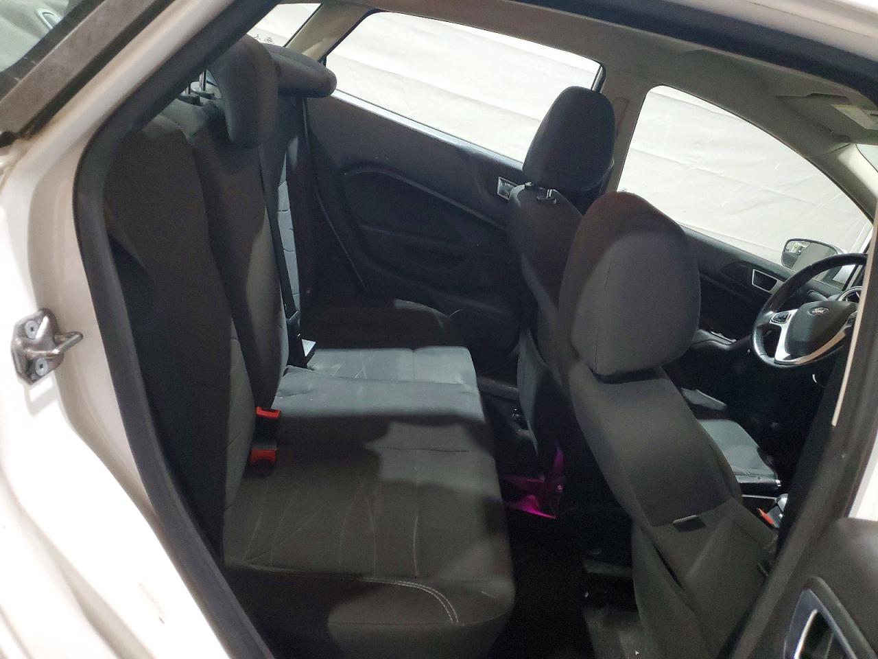 2015 FORD FIESTA SE photo 19