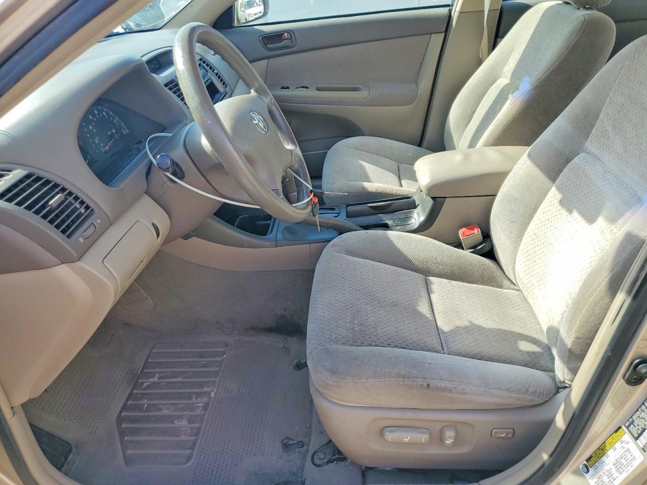 2004 TOYOTA CAMRY LE photo 13