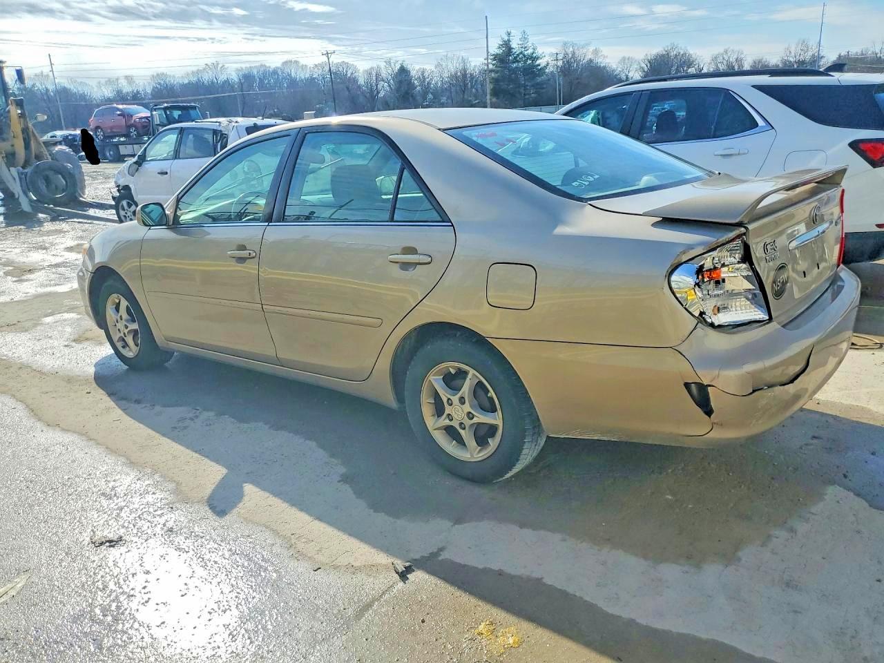 2004 TOYOTA CAMRY LE photo 3