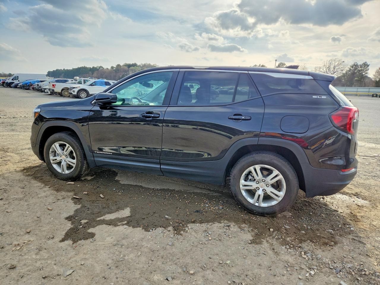 2024 GMC TERRAIN SLE photo 3