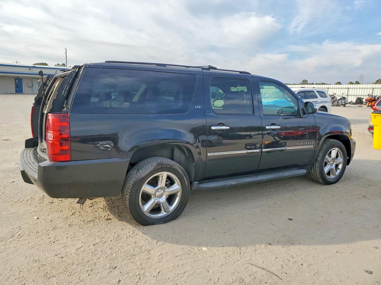 2011 CHEVROLET SUBURBAN K1500 LTZ photo 5