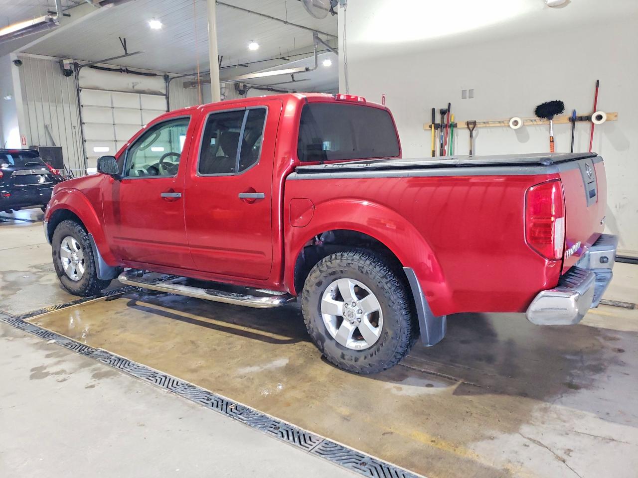 2010 NISSAN FRONTIER CREW CAB SE photo 2