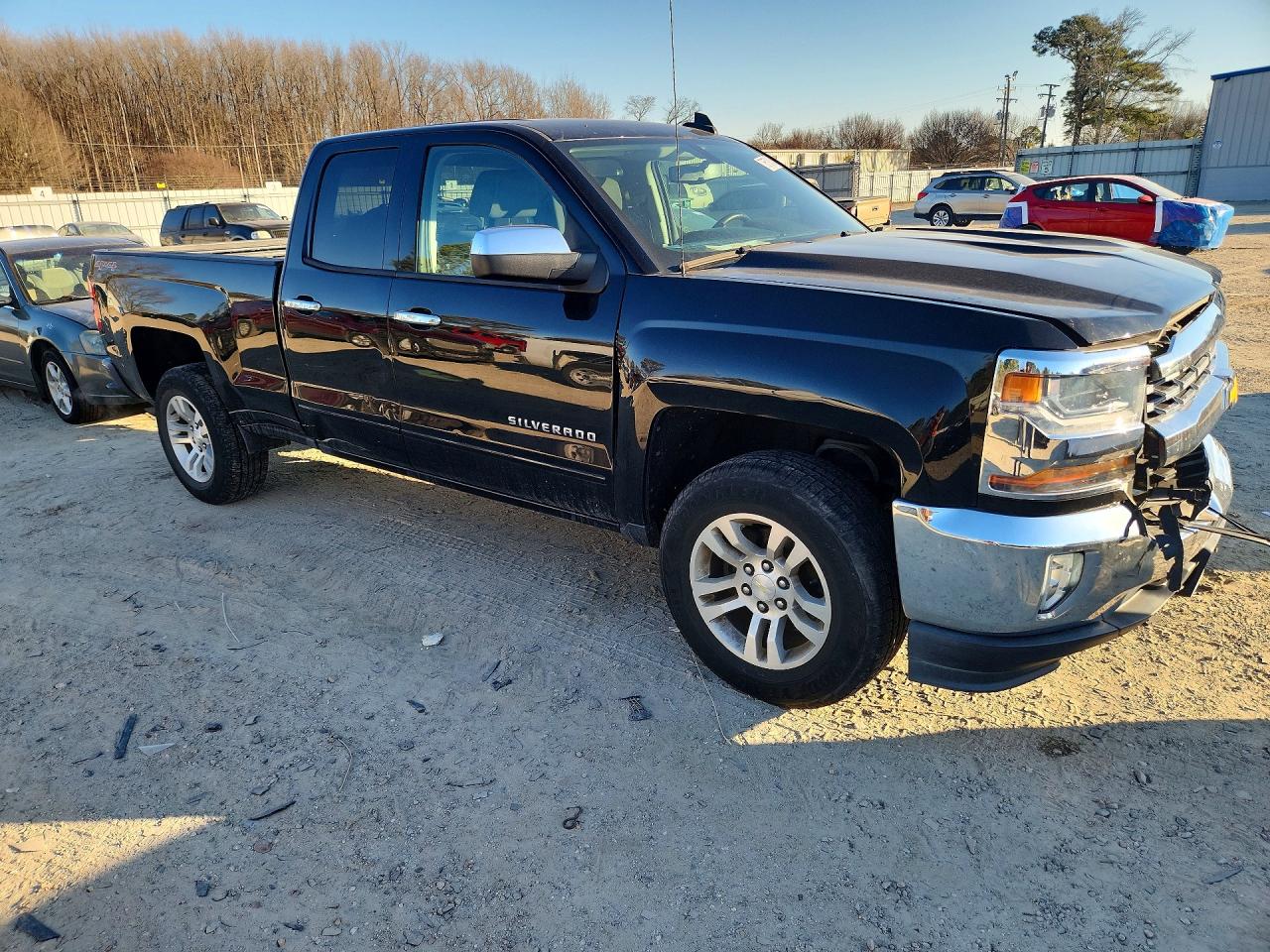 2017 CHEVROLET SILVERADO K1500 LT photo 4
