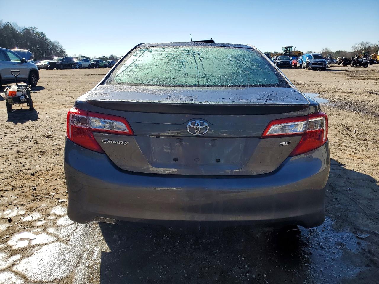 2014 TOYOTA CAMRY SE photo 16