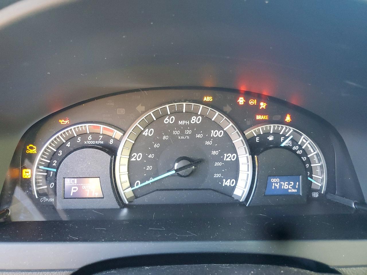2014 TOYOTA CAMRY SE photo 25