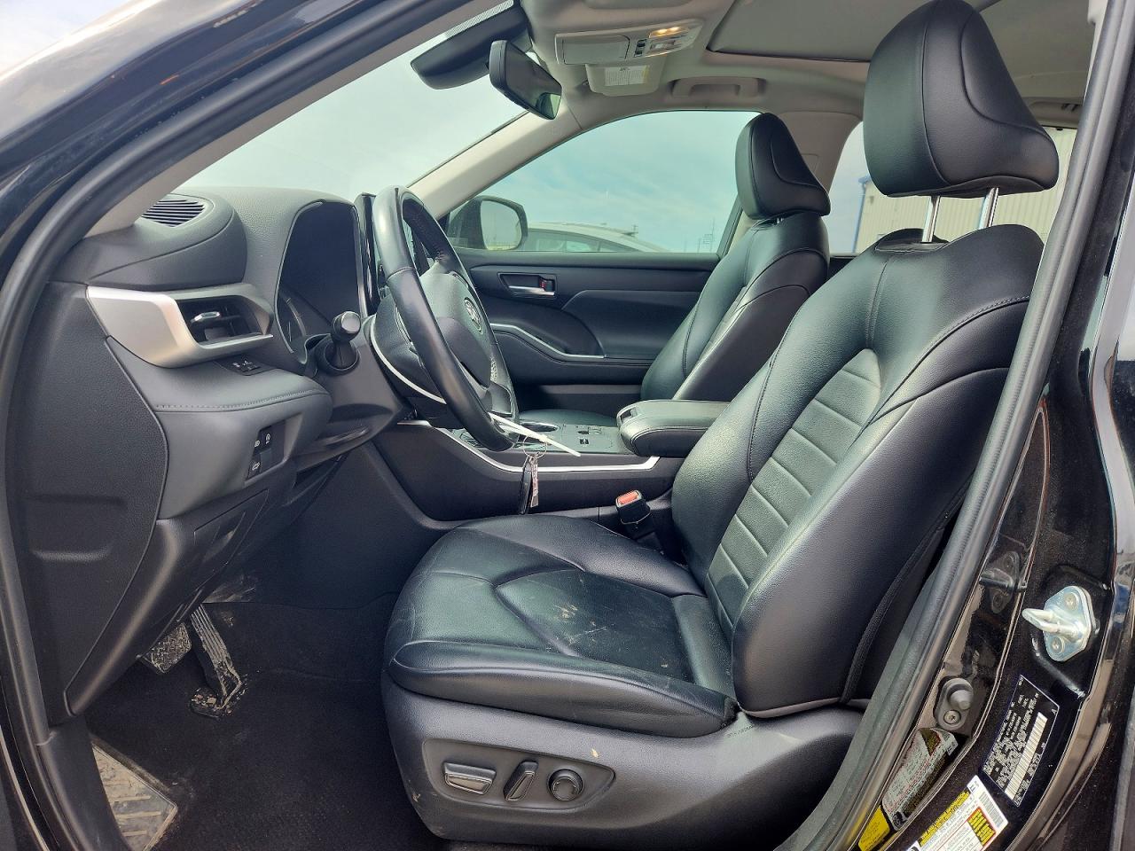 2023 TOYOTA HIGHLANDER XLE photo 19