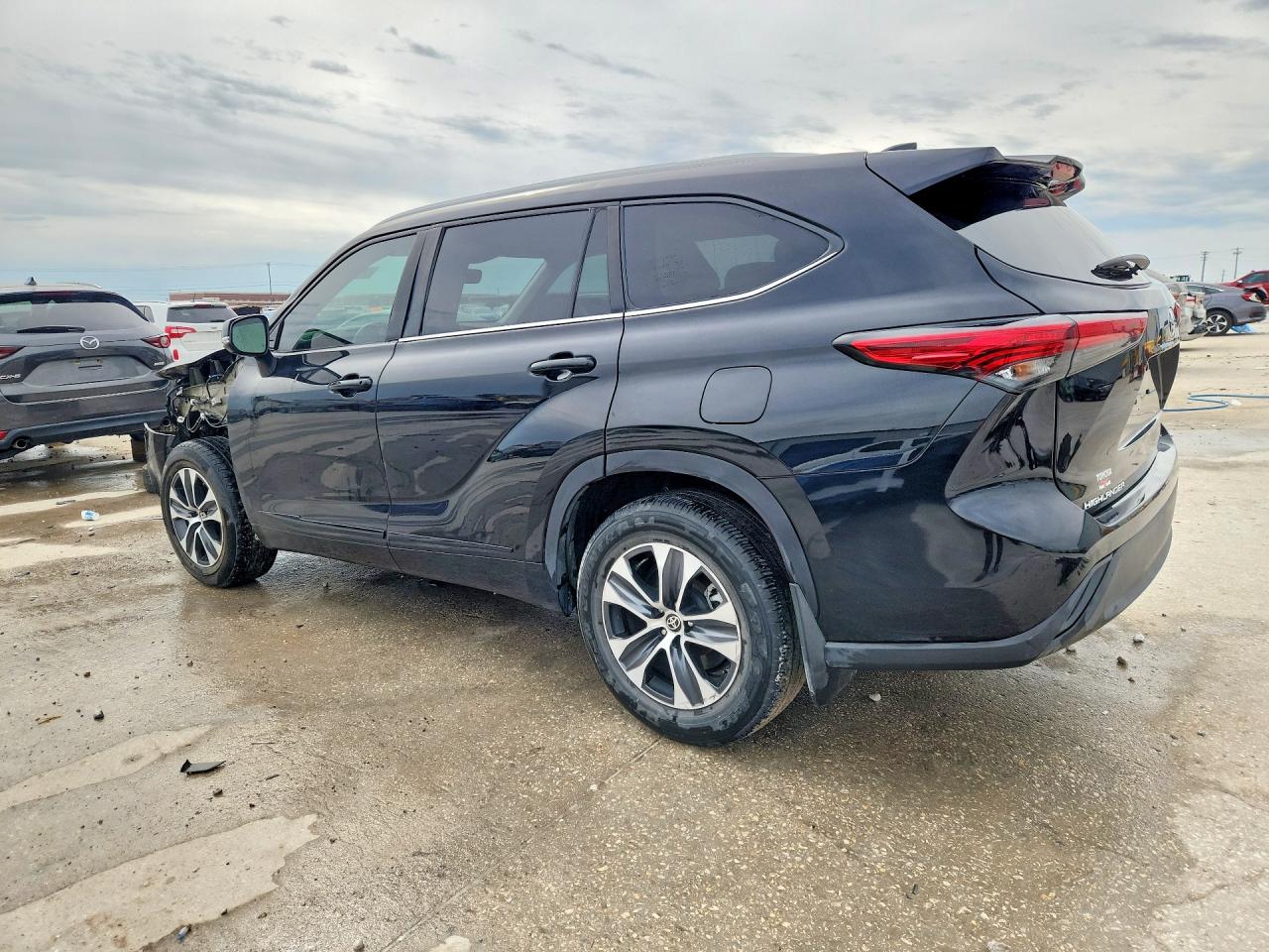 2023 TOYOTA HIGHLANDER XLE photo 4