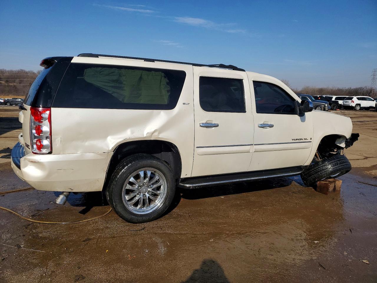 2008 GMC YUKON XL K1500 photo 3