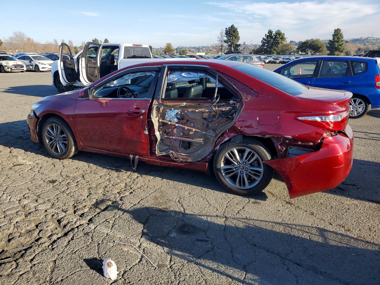 2016 TOYOTA CAMRY LE photo 2