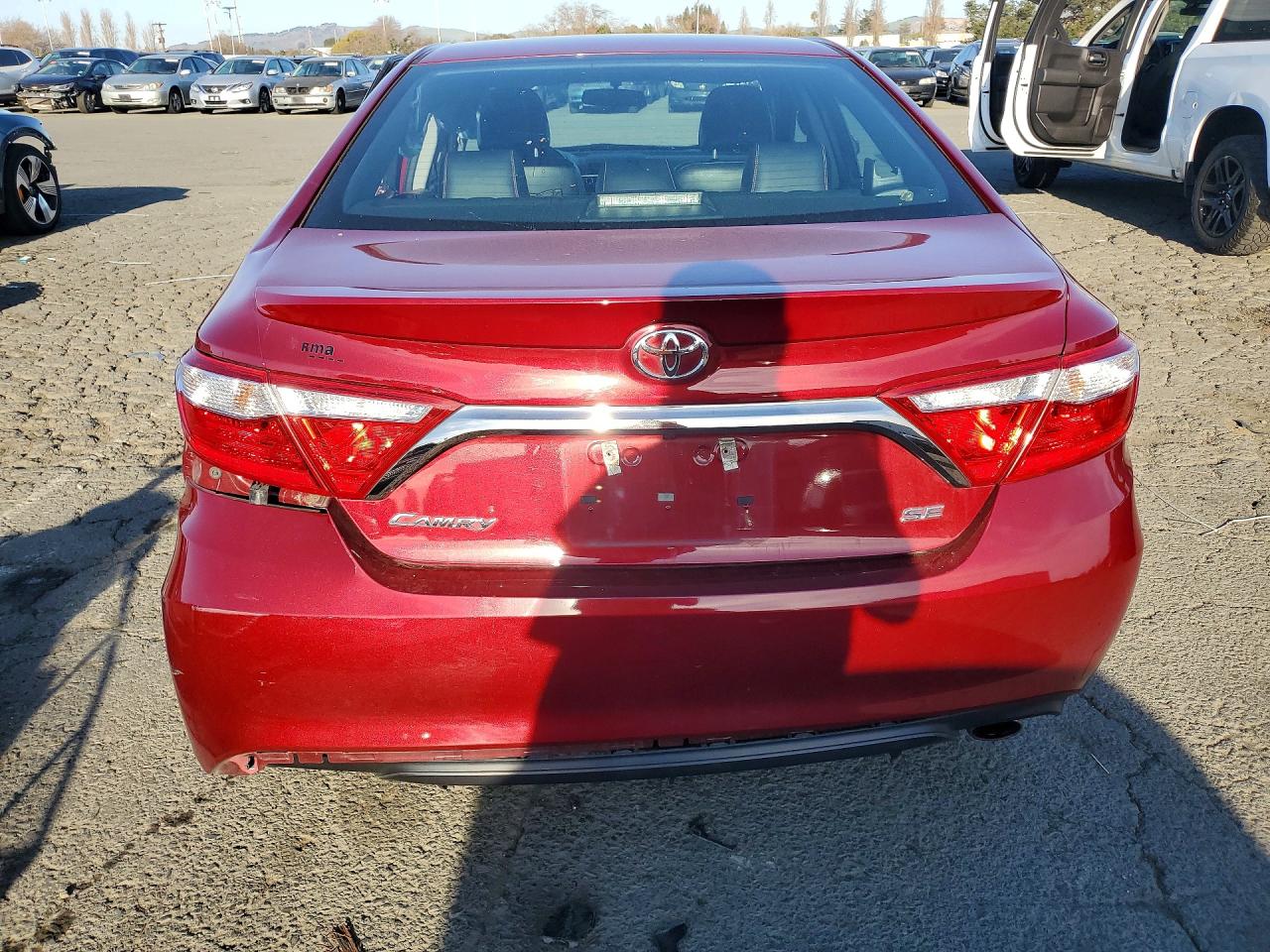 2016 TOYOTA CAMRY LE photo 6