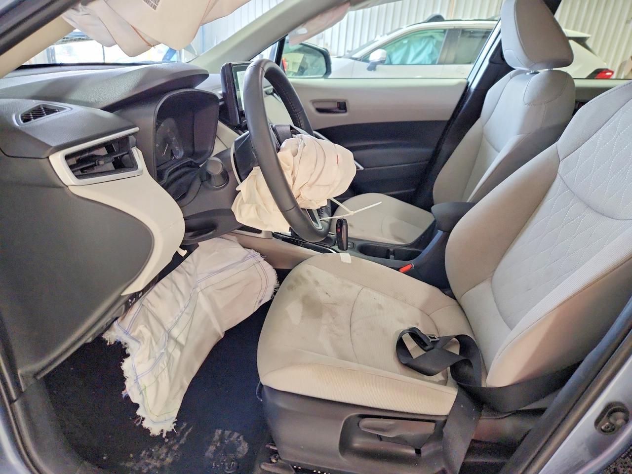 2025 TOYOTA COROLLA CROSS LE photo 13