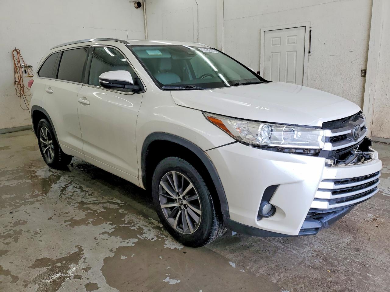 2017 TOYOTA HIGHLANDER XLE photo 4