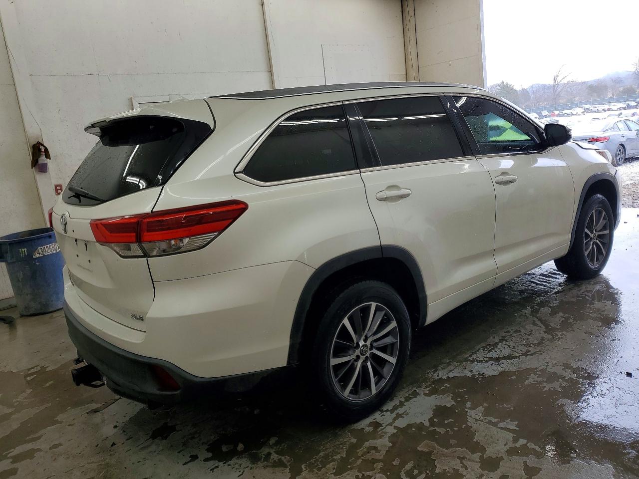 2017 TOYOTA HIGHLANDER XLE photo 3