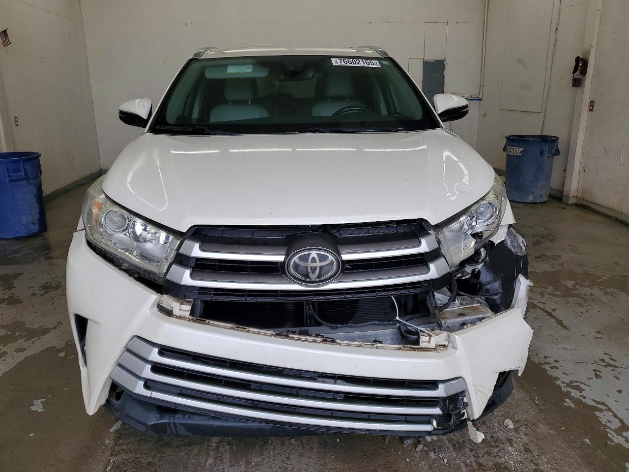 2017 TOYOTA HIGHLANDER XLE photo 5