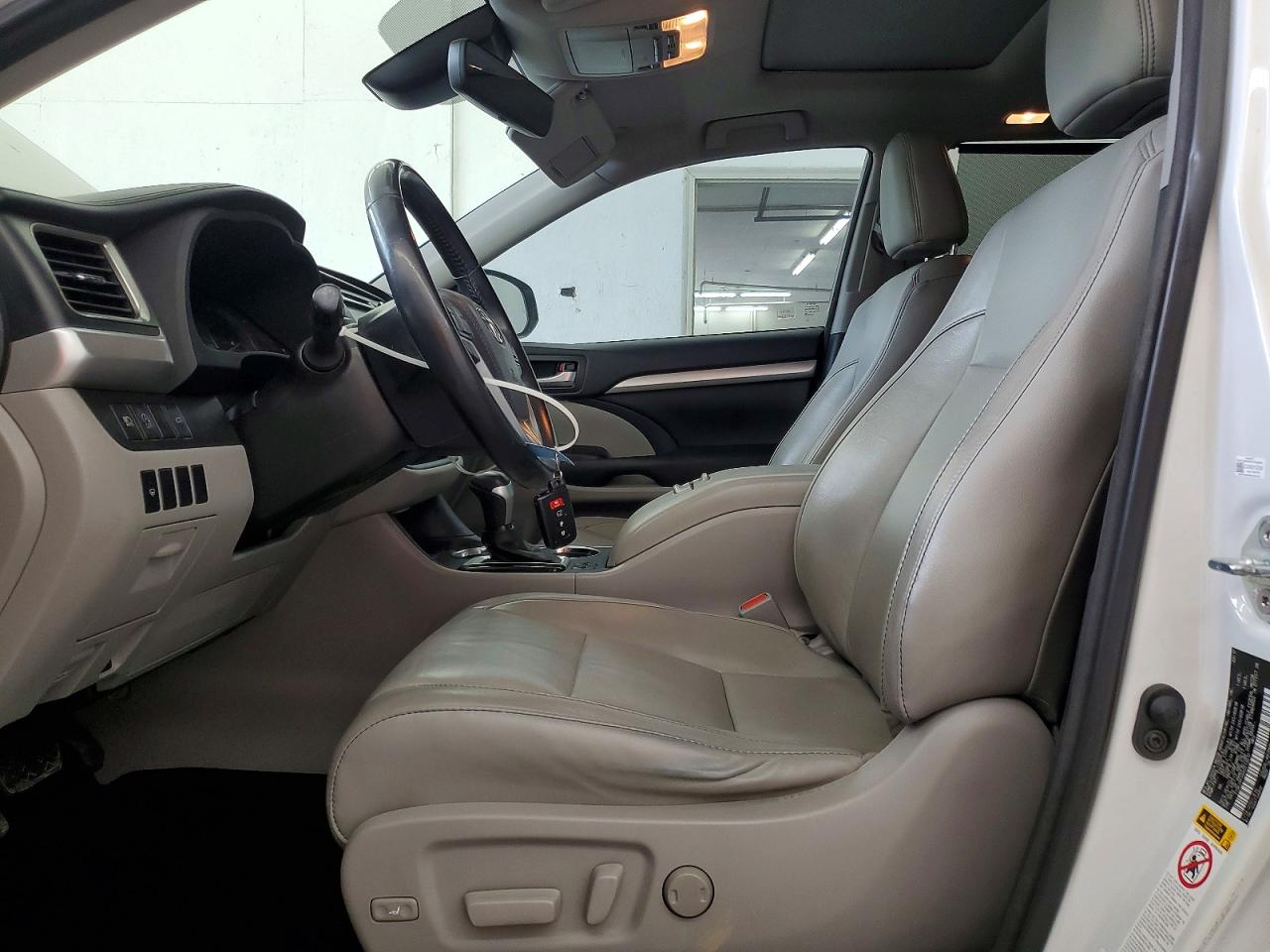2017 TOYOTA HIGHLANDER XLE photo 7